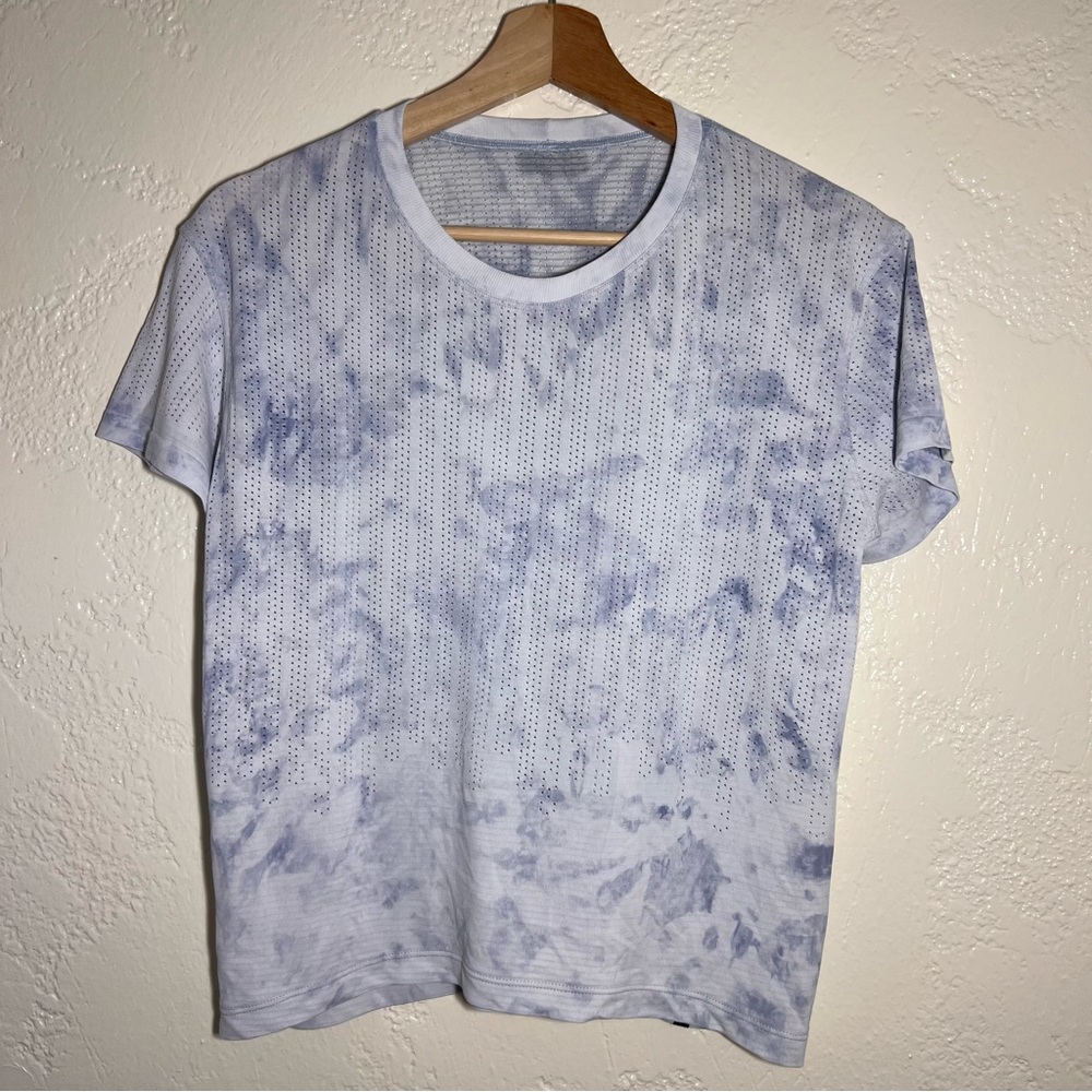 Lululemon Train to Be SS Shirt
Rainstripe Sheer Cloud Wash True Navy
Size 8